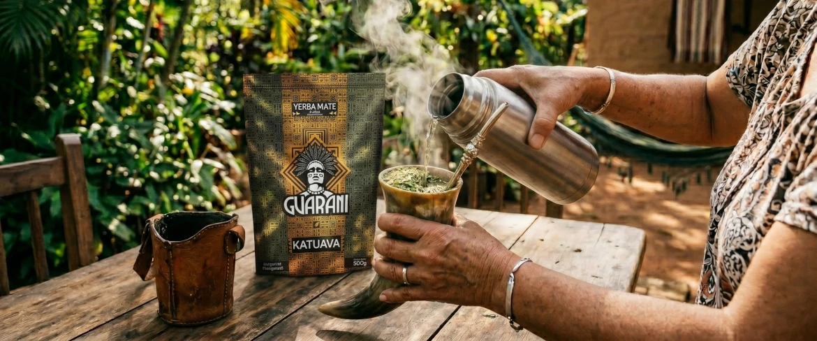 Yerba mate paraguaia preparada quente – deitando água sobre as folhas de mate do Paraguai