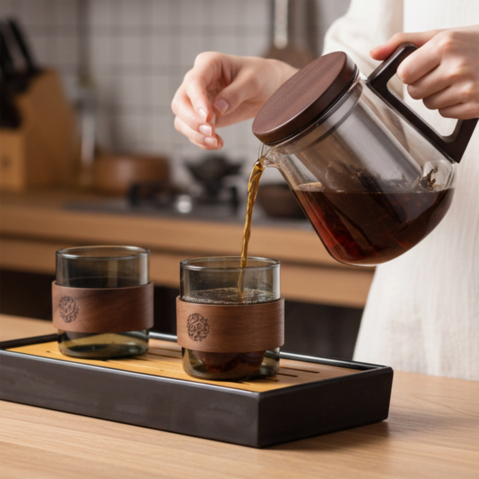 Glass teapot with magnetic infuser