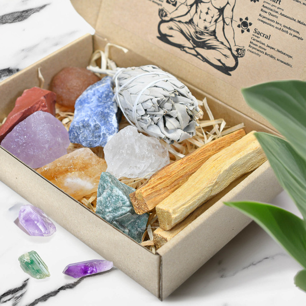 Conjunto de pedras naturais, cristais e incenso - esoterismo, yoga, meditação