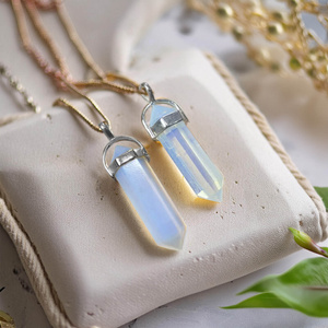 Pingente com opalite em saquinho + corrente