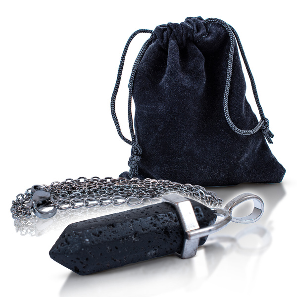 Pingente com pedra vulcânica em saquinho + corrente