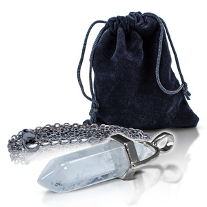 Pingente com cristal de rocha em saquinho + corrente