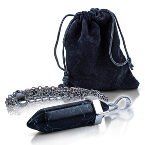 Pingente com turquesa preta em saquinho + corrente