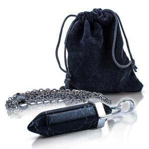 Pingente com turquesa preta em saquinho + corrente