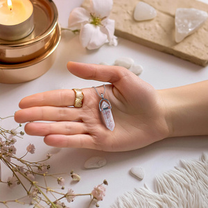 Pingente com cristal de rocha em saquinho + corrente